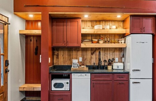 Baxter Cabina | Comfy Cabin w/ Pickleball, Golf, Sauna & Hot Tub!