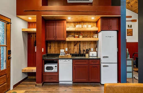 Baxter Cabina | Comfy Cabin w/ Pickleball, Golf, Sauna & Hot Tub!