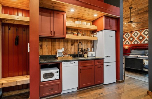 Baxter Cabina | Comfy Cabin w/ Pickleball, Golf, Sauna & Hot Tub!