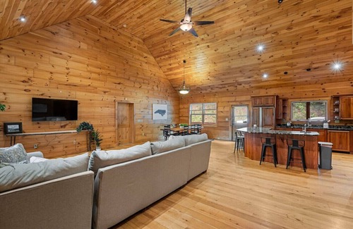 Black Mountain Cabina | Comfy Cabin w/ Hot Tub, 5 min to Dwntwn BlkMnt