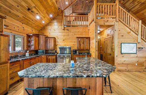 Black Mountain Cabina | Comfy Cabin w/ Hot Tub, 5 min to Dwntwn BlkMnt