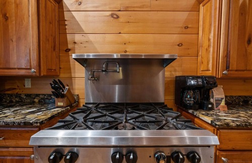 Black Mountain Cabina | Comfy Cabin w/ Hot Tub, 5 min to Dwntwn BlkMnt