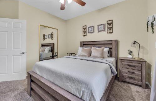 Maryvale Apartamento | Comfy Condo with Heated Pool and Gym