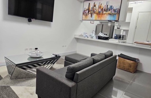 Beverly Hills Apartamento | Comfy Cove. Apt fully air conditioned with Wi-Fi