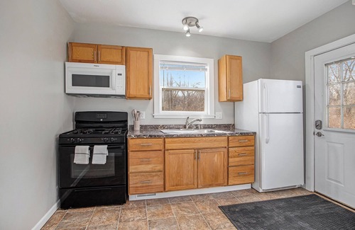 Kalamazoo Apartamento | Comfy Craftsman Full 2 Bed Apartment w/ Modern Luxuries