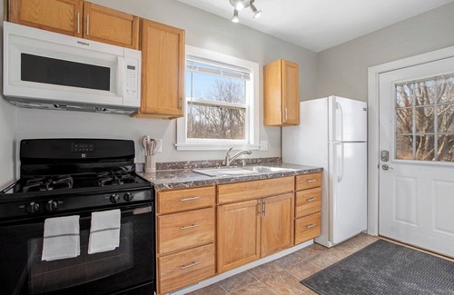 Kalamazoo Apartamento | Comfy Craftsman Full 2 Bed Apartment w/ Modern Luxuries