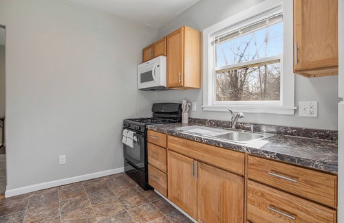 Kalamazoo Apartamento | Comfy Craftsman Full 2 Bed Apartment w/ Modern Luxuries