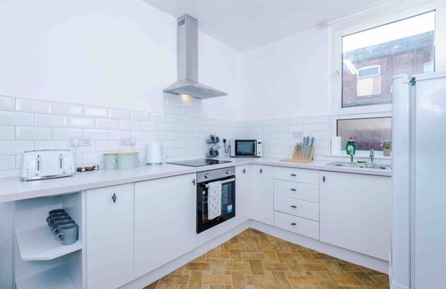 Salford Casa | Comfy Four Bedroom House with parking