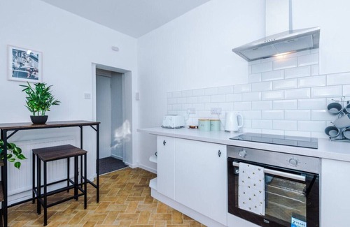 Salford Casa | Comfy Four Bedroom House with parking