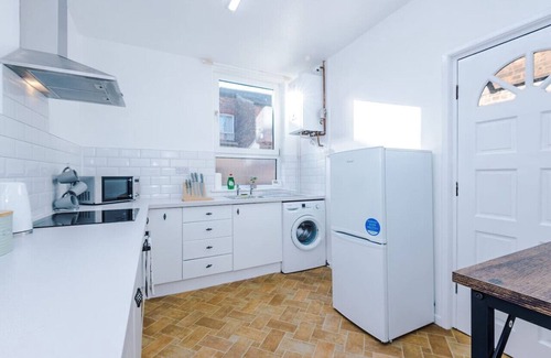 Salford Casa | Comfy Four Bedroom House with parking