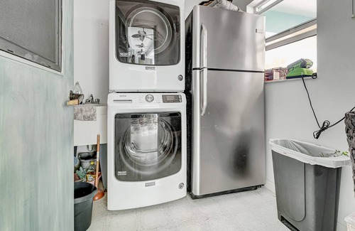 Grove City Casa | Comfy home near beach with WiFi, W/D, AC, pool, grill, & ping-pong - dogs OK