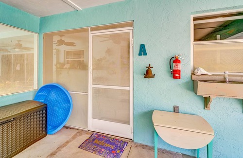 Grove City Casa | Comfy home near beach with WiFi, W/D, AC, pool, grill, & ping-pong - dogs OK
