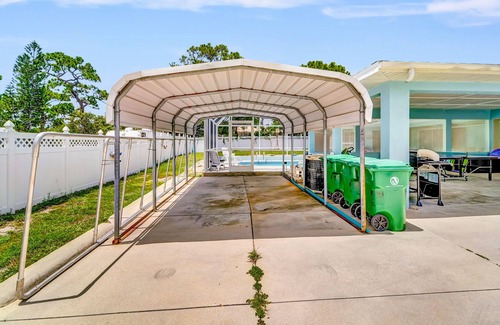 Grove City Casa | Comfy home near beach with WiFi, W/D, AC, pool, grill, & ping-pong - dogs OK
