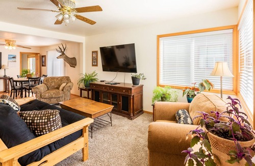 Polson Casa | Comfy lake vaca for 6. Spend your summer exploring gorgeous Flathead Lake!