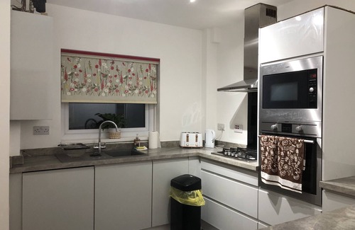 Cheltenham Casa | Comfy modern townhouse/w free parking & garden, newly refurbished, self catering