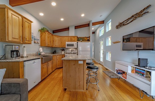 Trinidad Cabina | Comfy oceanside retreat, forested creekside setting, expansive grounds over ocean bluffs