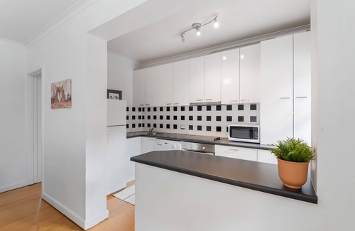 Travancore Apartamento | Cómoda unidad de un dormitorio entre la ciudad y el aeropuerto.