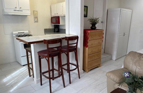 Van Nuys Casa | Comfy private ADU Guest house in LA