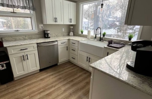 East Rochester Casa | Comfy, Private Home near college town - SJF & NAZ