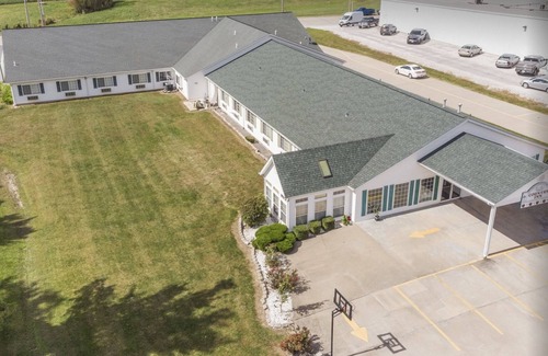 Renault Cama Y Desayuno | Comfy Single King Suite in the Heart of Red Bud!