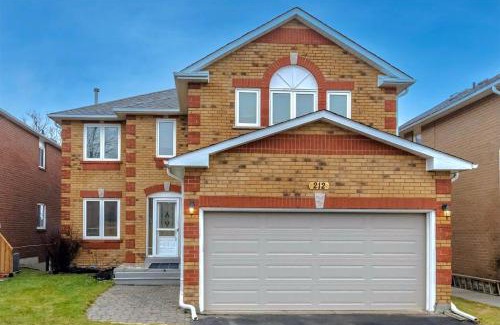 Orangeville Casa | Comfy & Spacious 4BR Family Home with Free Parking, Laundry, BBQ! 10 Min Walk to Headwaters Hospital, 5 Min Drive to Mount Alverno Luxury Resorts, Ideal for Medical, Vacation or Work Stays!