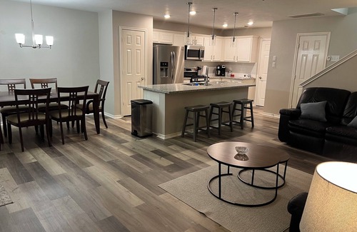 Alden Bridge Casa | 💎 Cómodo condominio de tres habitaciones