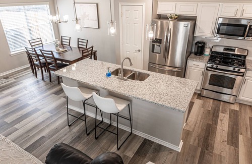 Alden Bridge Casa | 💎 Cómodo condominio de tres habitaciones