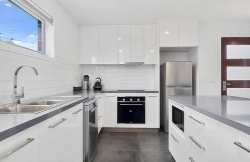 Warrane Casa | Comfy Villa Near Shops 10min CBD & Airport.