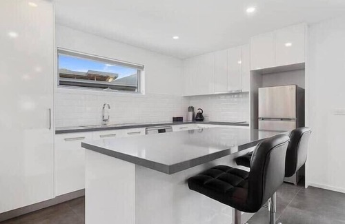 Warrane Casa | Comfy Villa Near Shops 10min CBD & Airport.