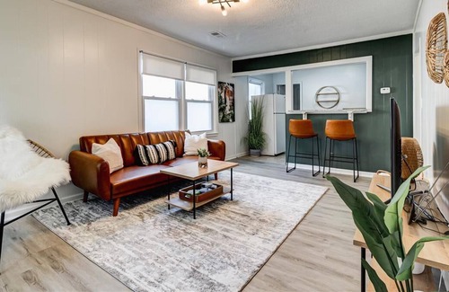 Tower Homes Casa | Comfy Waldo Home in KC. 5-Star Location!