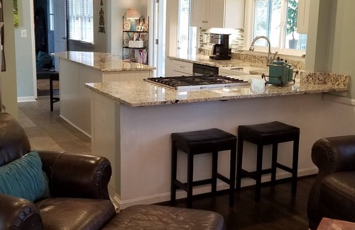 Parole Casa | Cocina gourmet, pisos de madera, sala de 4 estaciones con calefacción y aire acondicionado con vista al patio privado cercado con hermosa piscina, pozo de gas, parrilla de gas, área de patio