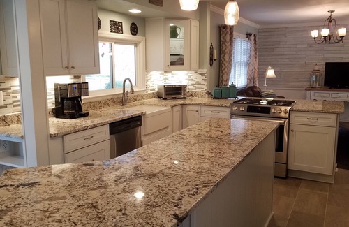 Parole Casa | Cocina gourmet, pisos de madera, sala de 4 estaciones con calefacción y aire acondicionado con vista al patio privado cercado con hermosa piscina, pozo de gas, parrilla de gas, área de patio