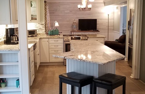 Parole Casa | Cocina gourmet, pisos de madera, sala de 4 estaciones con calefacción y aire acondicionado con vista al patio privado cercado con hermosa piscina, pozo de gas, parrilla de gas, área de patio