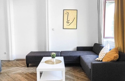 Wahring Apartamento | Commodious 2BR Apt. Near AKH-Perfect for Groups