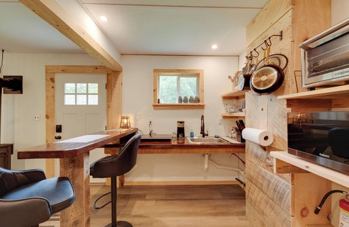 Hillsgrove Cabina | Community Rec Center: Outdoor Haven in Hillsgrove!