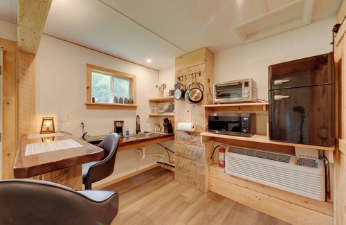 Hillsgrove Cabina | Community Rec Center: Outdoor Haven in Hillsgrove!