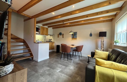 Midsland Apartamento | Compact apartment with sunny terrace and extra toilet on bedroom floor.