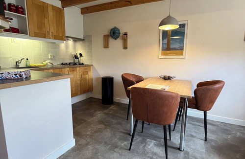 Midsland Apartamento | Compact apartment with sunny terrace and extra toilet on bedroom floor.