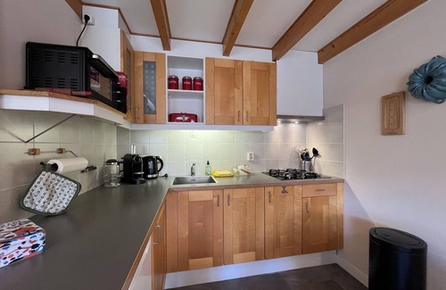 Midsland Apartamento | Compact apartment with sunny terrace and extra toilet on bedroom floor.