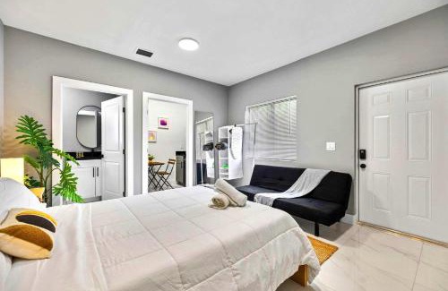 Liberty City Apartamento | Compact & Comfy Studio w Essentials Near Airport