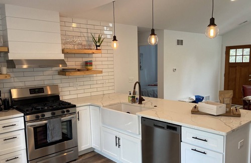 Williams Bay Cabaña | Completely REBUILT 2 bed cozy cottage - walk to beach, restaurants and bars