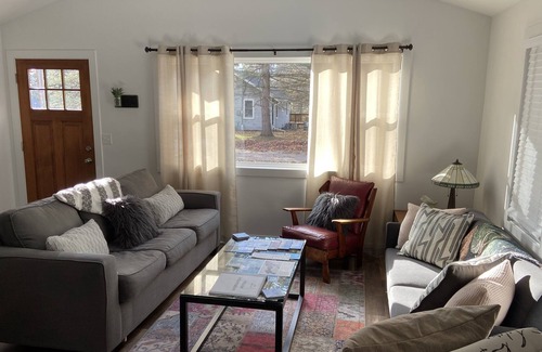 Williams Bay Cabaña | Completely REBUILT 2 bed cozy cottage - walk to beach, restaurants and bars