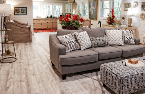 Clarkesville Cabaña | Completely Remodeled Cabin Minutes from Lake Burton! New Listing! Pet Friendly