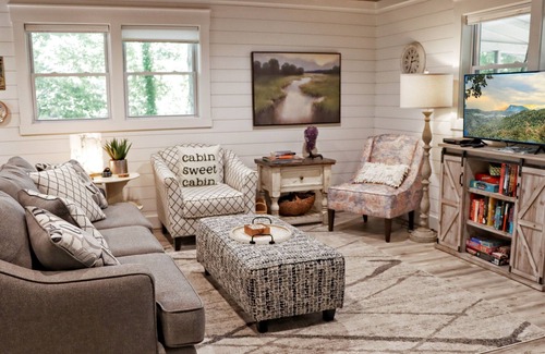 Clarkesville Cabaña | Completely Remodeled Cabin Minutes from Lake Burton! New Listing! Pet Friendly