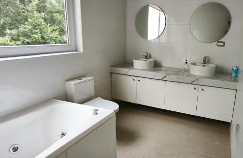 Tunquen Casa | Concrete house overlooking the ocean and beach access