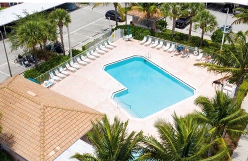 Majestic Palms Condominio | Condo 3miles from beach Pool Highly desired elevator gated Disc for Displaced Sr