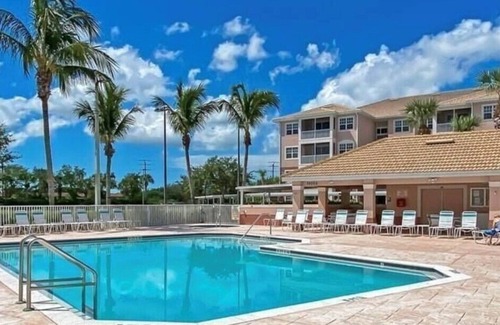 Majestic Palms Condominio | Condo 3miles from beach Pool Highly desired elevator gated Disc for Displaced Sr