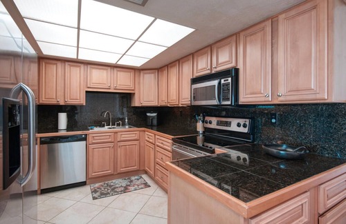 Sunset Beach Condominio | Condo is on Sunset Beach! Fall in love with ocean front living.