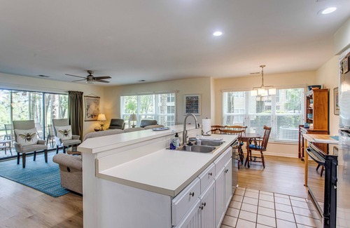 Sea Trail Condominio | Condo w/ Golf Course Views < 1 Mi to Sunset Beach!