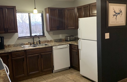 Monroe City Condominio | Condo walking distance to Mark twain Lake and Jellystone! Sleeps 8!